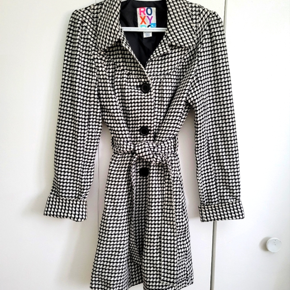 Roxy black and white houndstooth spring jacket. Size medium. New cond!